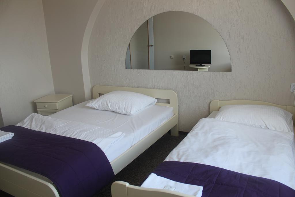 Hotel Pod Debem Ζιελόνα Γκόρα Εξωτερικό φωτογραφία